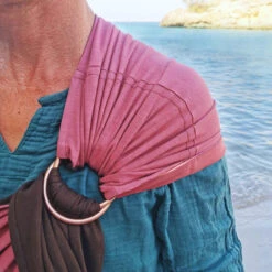 Sling - La Petite Echarpe Sans Nœud - Rosé, Pecan, Anneaux Or Rose (réversible) -Plein Air Pêche Magasin sling la petite echarpe sans noeud rose pecan anneaux or rose reversible 1